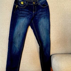 Size 5/6 juniors jeans. New never worn. Stretch material.